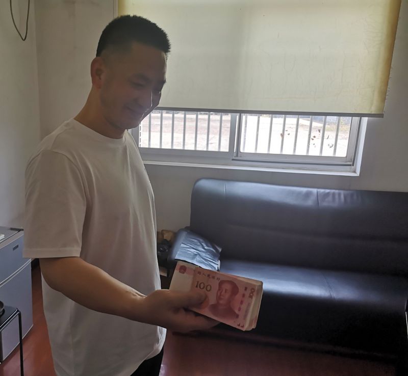 點(diǎn)贊！拾金不昧好的哥 萬元現(xiàn)金物歸原主